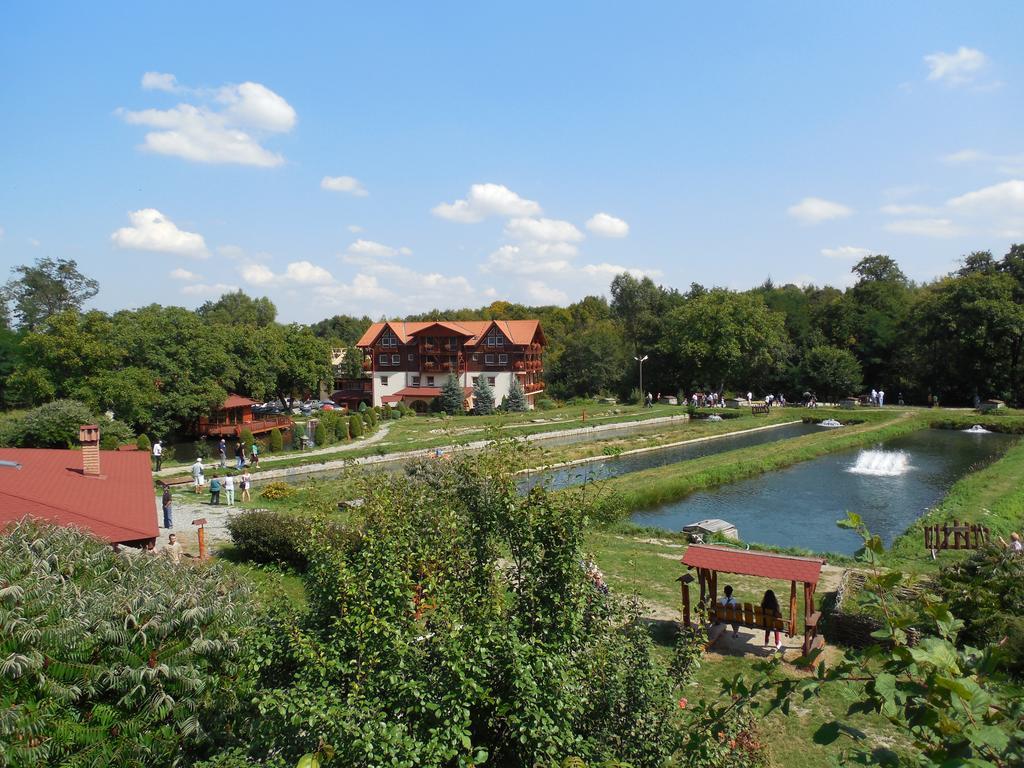 Complex Pastravaria Albota Hotel Arpaşu de Sus Exterior foto